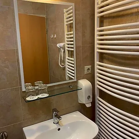 Nimrod Es Etterem Hotel